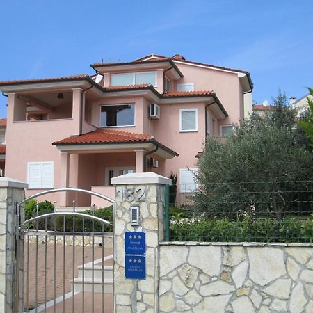 Apartments Villa Fernetich Premantura Bagian luar foto