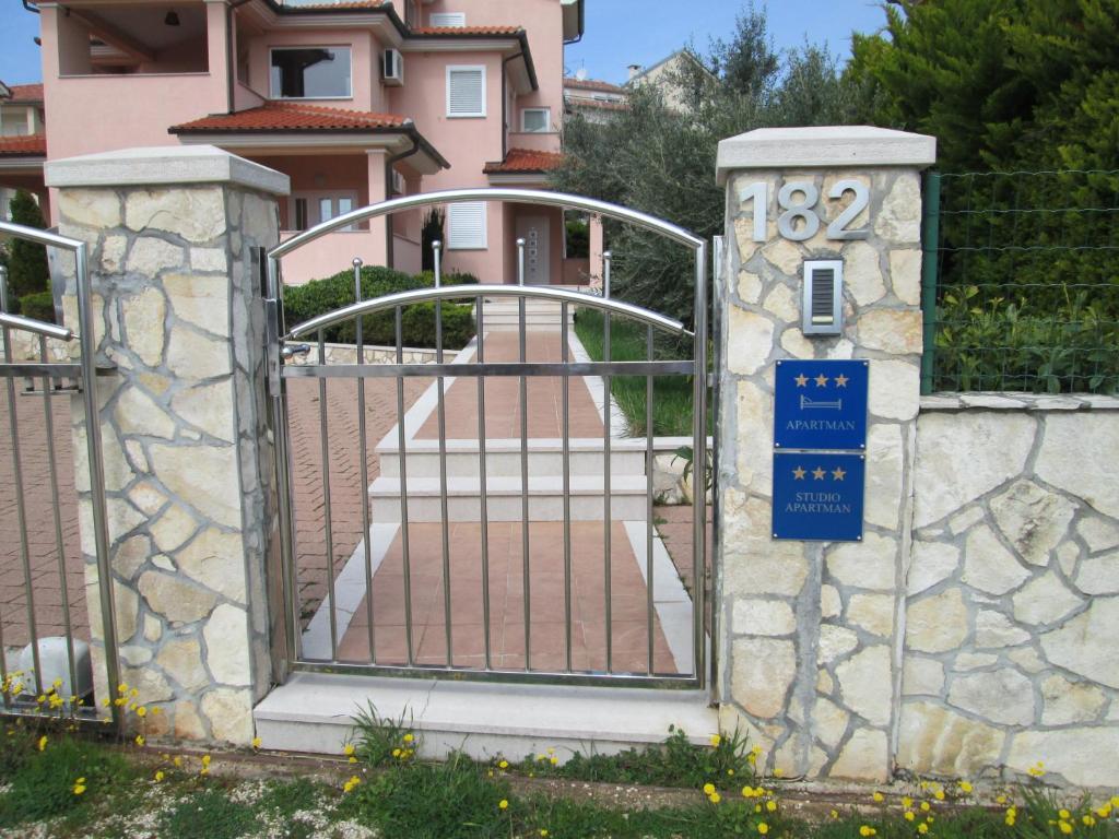 Apartments Villa Fernetich Premantura Bagian luar foto