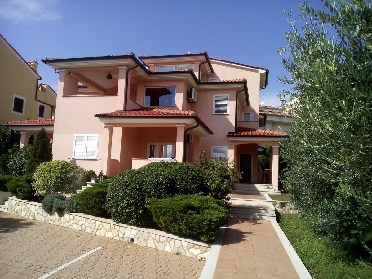 Apartments Villa Fernetich Premantura Bagian luar foto