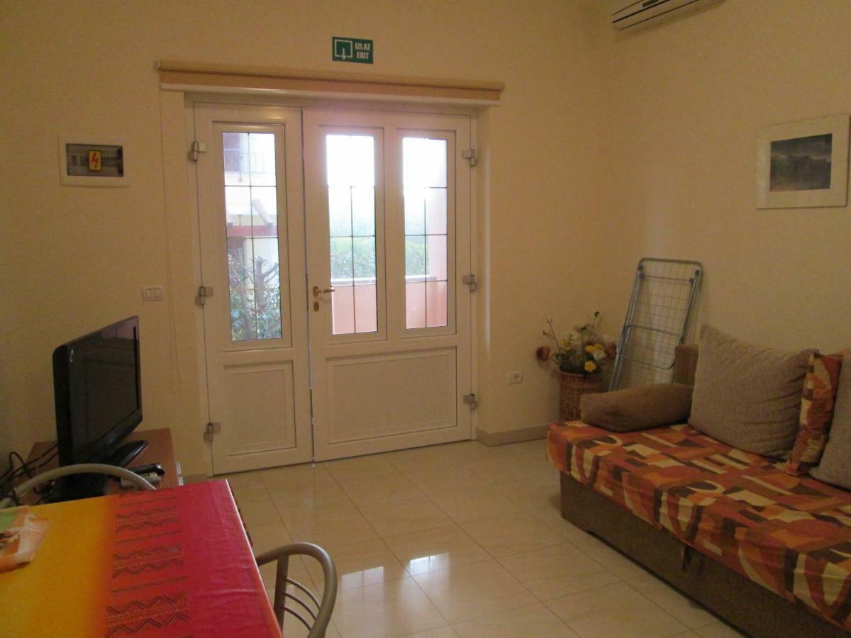 Apartments Villa Fernetich Premantura Bagian luar foto